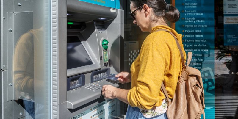Dịch vụ rút tiền mặt thẻ tín dụng thông qua ATM.